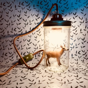 De la lumière en pot - bricolage diy craft lampe de chevet en pot avec figurine - image à la une