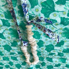 Le collier de Josiane diy bricolage en famille craft enfant ruban graines de courges Image à la une